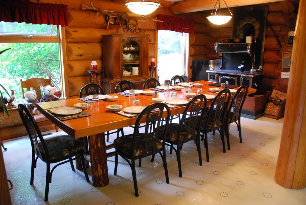 Kicking Horse Canyon Guest House Golden Εξωτερικό φωτογραφία