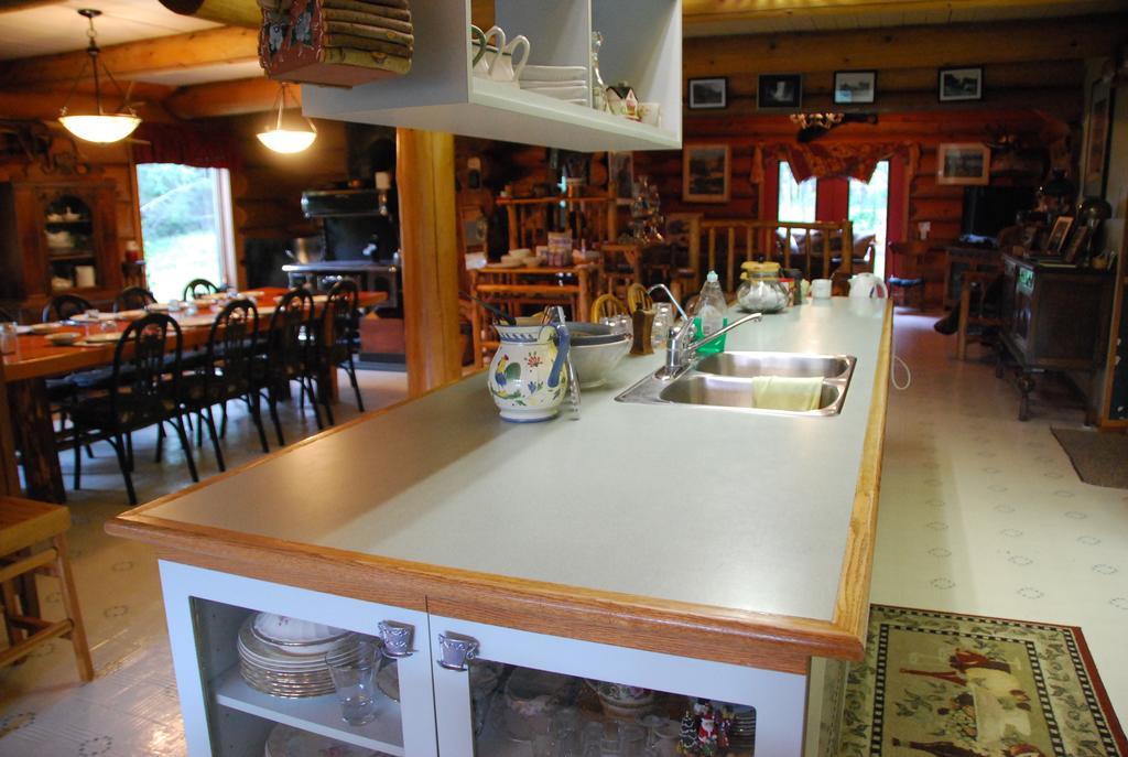 Kicking Horse Canyon Guest House Golden Εξωτερικό φωτογραφία