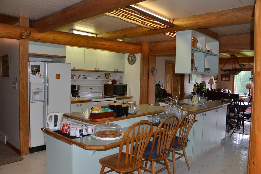 Kicking Horse Canyon Guest House Golden Εξωτερικό φωτογραφία