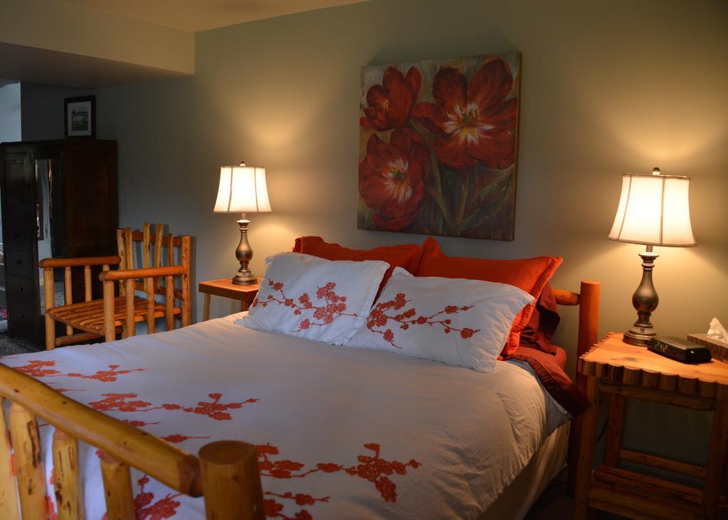 Kicking Horse Canyon Guest House Golden Δωμάτιο φωτογραφία