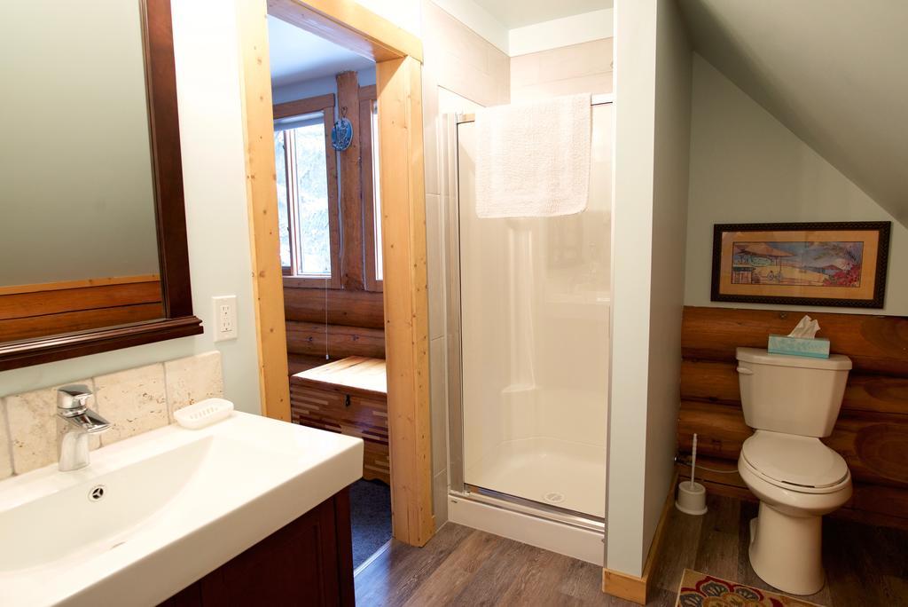 Kicking Horse Canyon Guest House Golden Εξωτερικό φωτογραφία