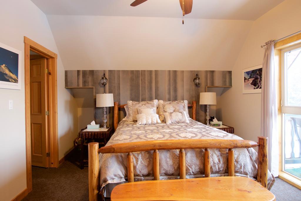 Kicking Horse Canyon Guest House Golden Εξωτερικό φωτογραφία