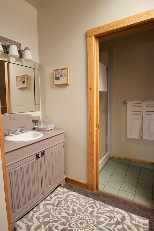 Kicking Horse Canyon Guest House Golden Εξωτερικό φωτογραφία