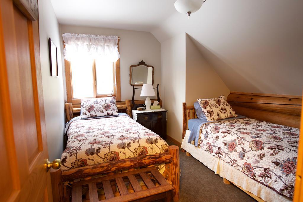 Kicking Horse Canyon Guest House Golden Εξωτερικό φωτογραφία
